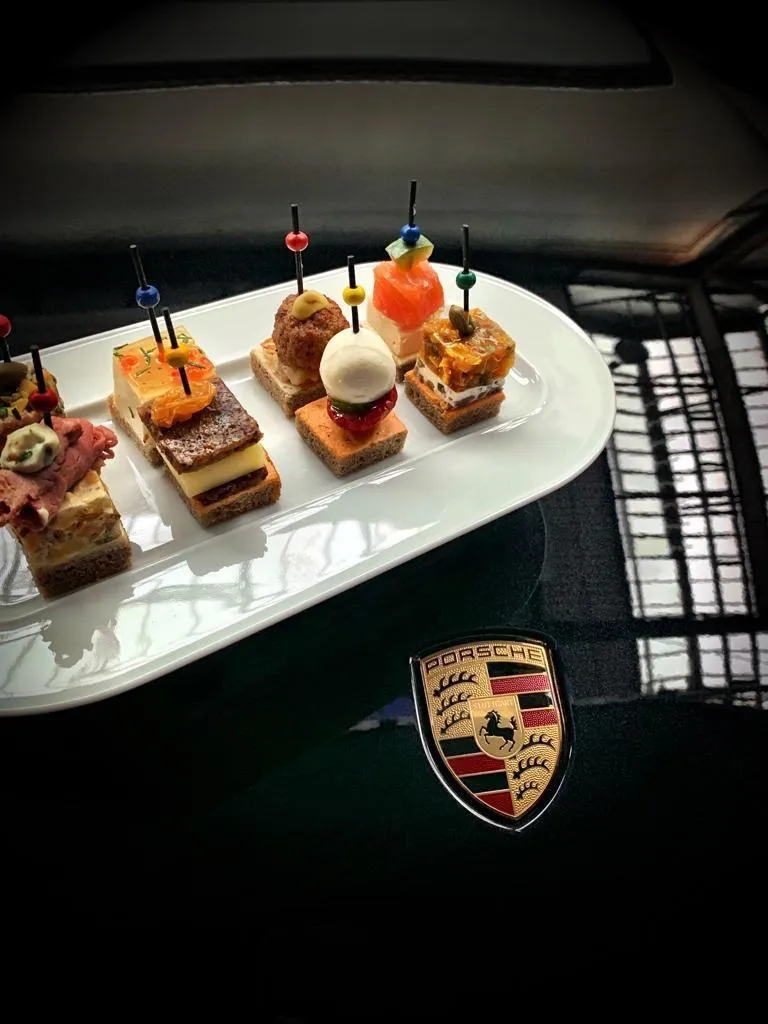 Fingerfood-Catering auf Porsche-Motorhaube